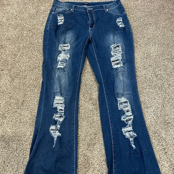 Size 2XL stretchy distressed boot leg jeans!! - Picture 1 of 7